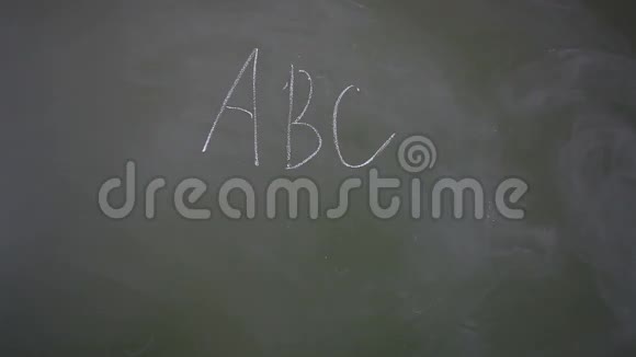 学生用字母ABC擦掉黑板视频的预览图