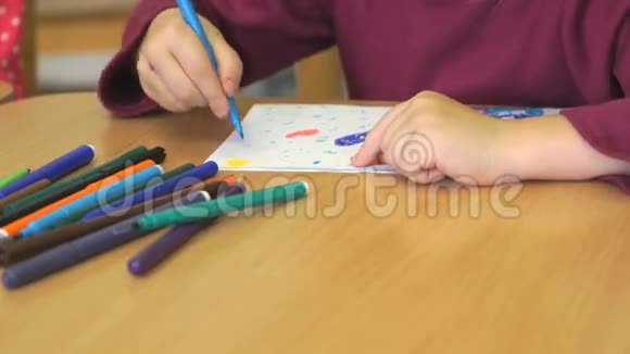 小女孩用毛毡笔画画视频的预览图