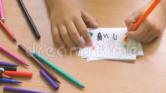 小女孩用毛毡笔画画视频的预览图