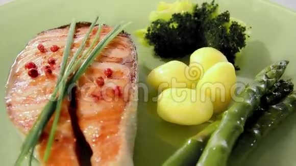 用蔬菜烤三文鱼视频的预览图