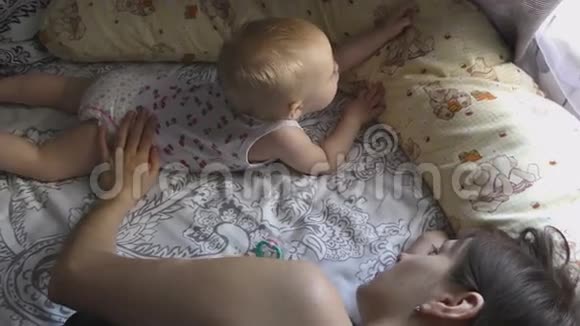小女孩和她妈妈躺在床上视频的预览图