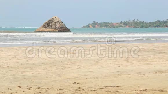 斯里兰卡韦利加马的沙滩和小岛屿景观视频的预览图