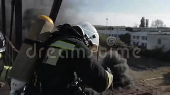 消防队员戴防毒面具在高处作业视频的预览图