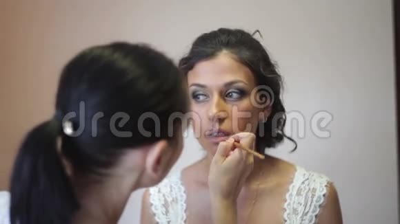 新娘在婚礼当天化妆视频的预览图