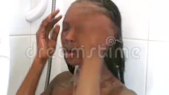 少数民族妇女洗澡视频的预览图