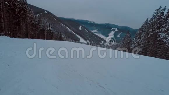 圆形延时滑雪者和滑雪者在滑雪胜地下坡视频的预览图