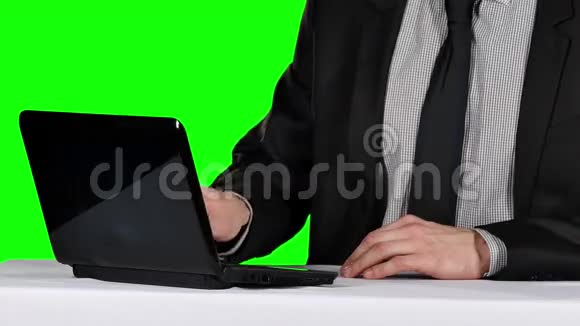 办公室工作人员使用笔记本电脑绿色屏幕视频的预览图