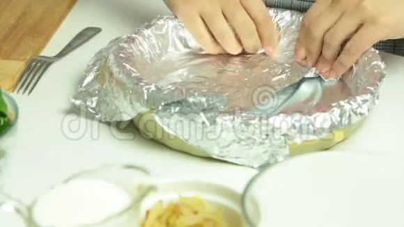 烹饪乳蛋饼食谱视频的预览图