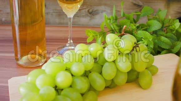 绿葡萄和一瓶白葡萄酒视频的预览图
