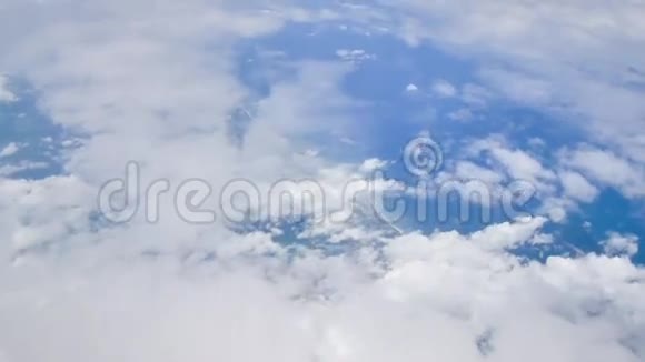 美丽的多云和蓝天从飞行飞机上看到视频的预览图