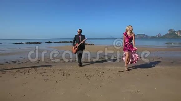 吉他手和金发女孩从海上跳舞视频的预览图