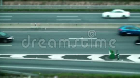 交通在高速公路上行驶视频的预览图