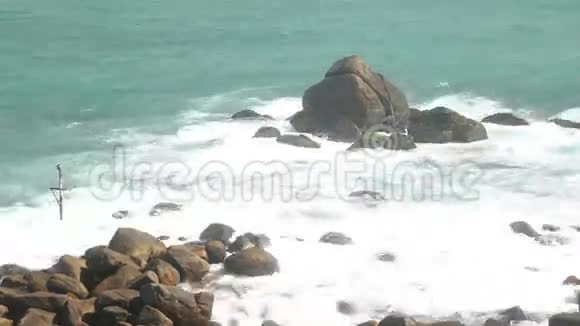 斯里兰卡海滩上覆盖岩石的波浪时间推移视频的预览图