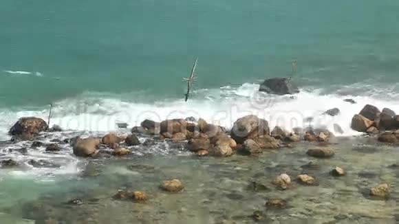 斯里兰卡海滩上覆盖岩石的波浪时间推移视频的预览图