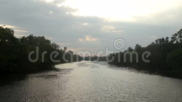 斯里兰卡日落时流淌的河流视频的预览图