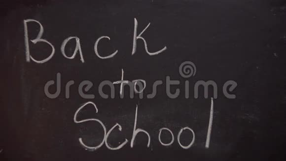 黑板上写字回学校女孩在回到学校的黑板上写字视频的预览图