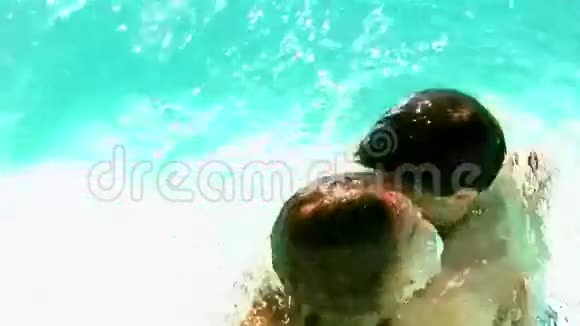 一对夫妇在假日一起从游泳池里出来视频的预览图