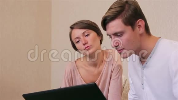 年轻夫妇网上购物视频的预览图