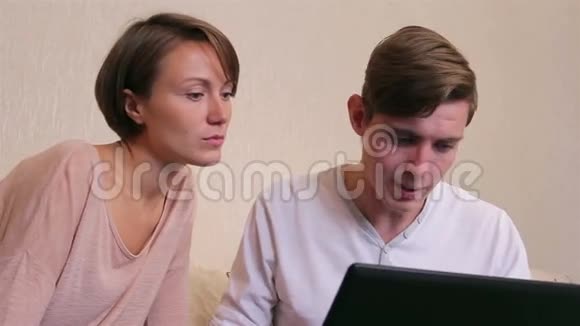 年轻夫妇网上购物视频的预览图