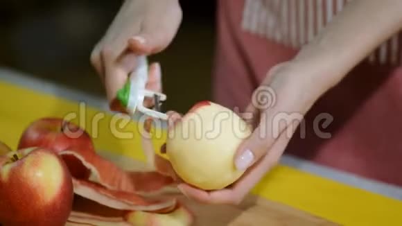 手在木板上剥一个煮苹果视频的预览图