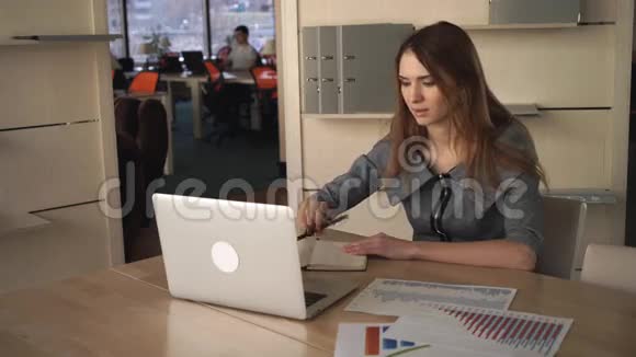 在私人办公室工作的商界女性提供帐单及报告视频的预览图