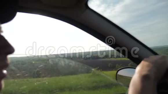 人驾驶着一辆汽车从窗山夏季绿汽车旅行旅行概念生活方式视频的预览图