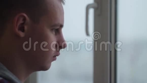 伤心沮丧的男人在家门口喝茶视频的预览图