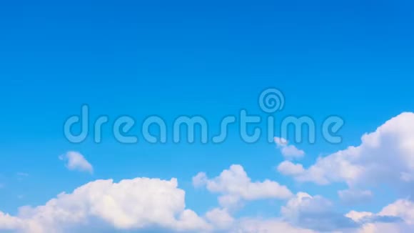 白云在蓝天上移动时间流逝视频的预览图