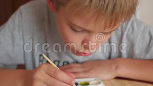 儿童在一张纸上画颜料视频的预览图