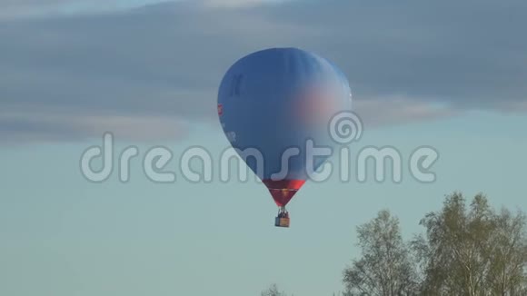 热气球在日落时飞行视频的预览图