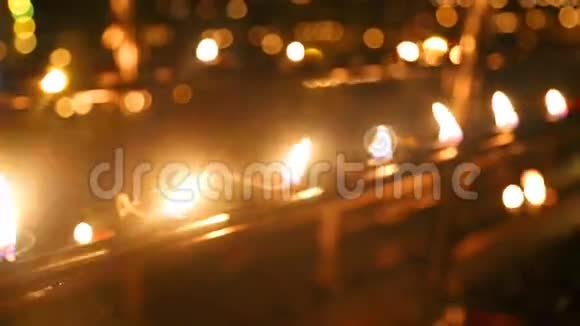 牙庙烧蜡烛的景色这是一座佛教寺庙坐落在皇宫建筑群中视频的预览图
