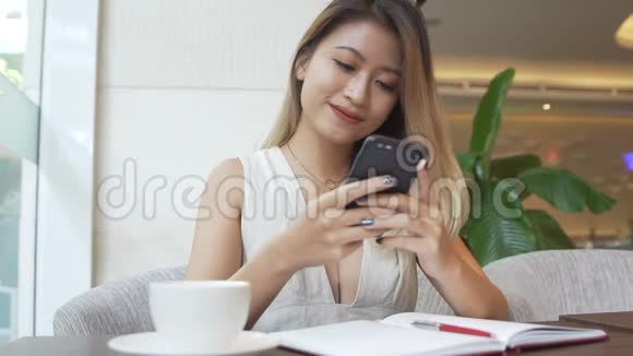 亚洲女人用手机发短信视频的预览图