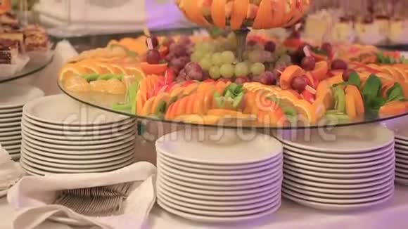 婚礼上的自助餐桌上切下的装饰水果视频的预览图
