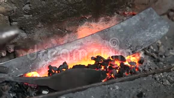瓦拉纳西车间热煤中的人加热叶片视频的预览图