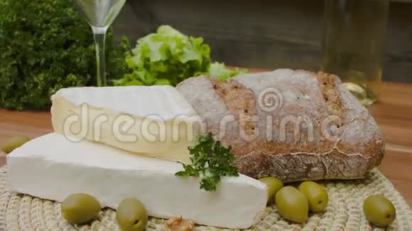 白奶酪橄榄和面包以及白葡萄酒视频的预览图