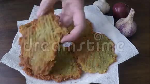 盘子里有小土豆煎饼视频的预览图