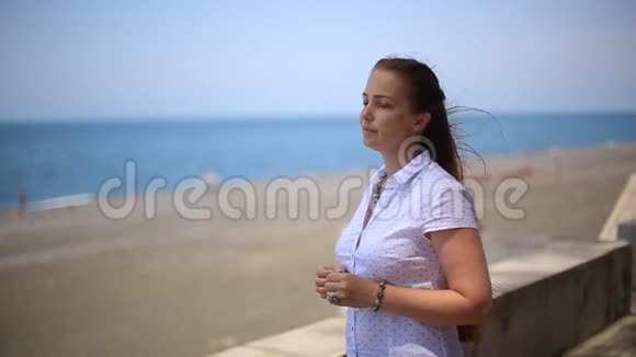 肖像生活方式白人妇女在海滩上健康的生活方式和娱乐的概念视频的预览图