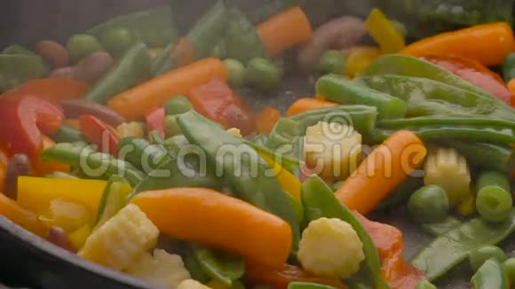 在黑锅上煮蔬菜视频的预览图