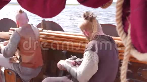 维京人在德拉卡河上漂浮视频的预览图