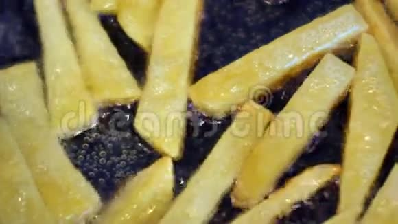 炸薯条用煮沸的油煮视频的预览图
