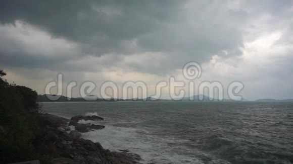 大型风暴波缓慢撞击岩石视频的预览图