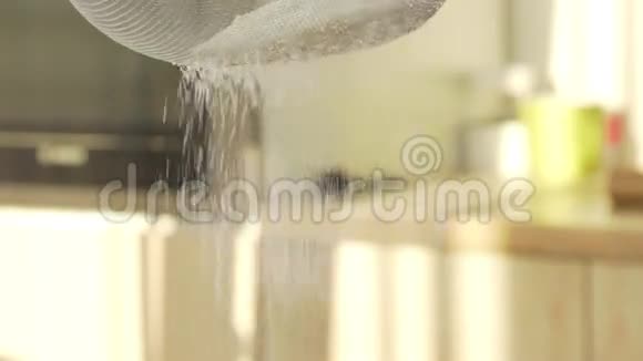 通过筛子磨碎面粉筛面粉在烤视频的预览图