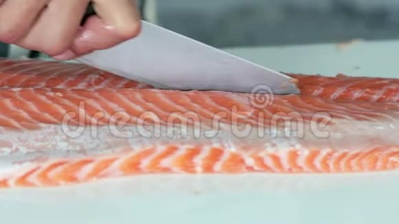 厨师切鲑鱼准备鲑鱼视频的预览图