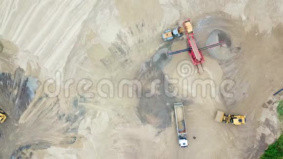 砂矿工作的挖掘机装载机工业园区采矿输送机采石场的采矿机械采矿的鸟瞰图视频的预览图