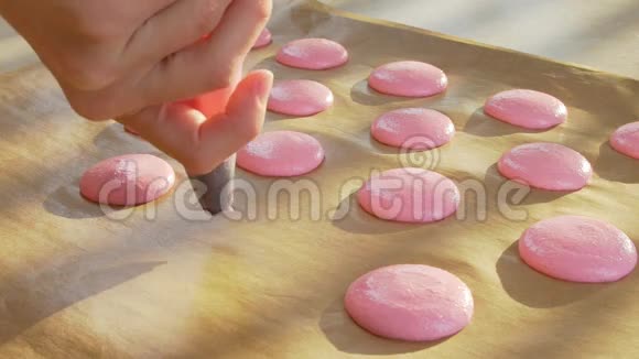 糖果师在羊皮纸上铺上粉红色的杏仁视频的预览图