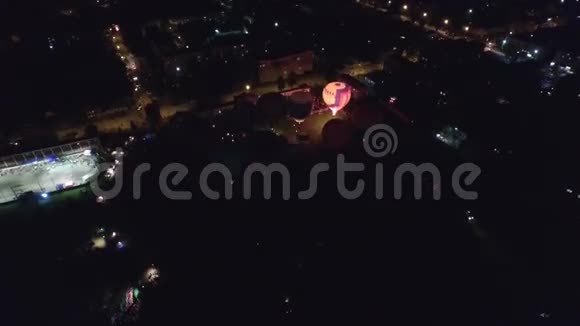 晚上的热气球在俄罗斯的昆古尔发光和跳舞视频的预览图