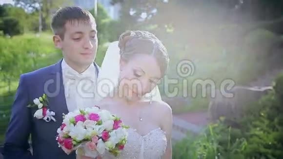 婚礼当天新郎新娘在公园视频的预览图