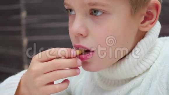 小孩在快餐店的特写镜头里吃炸土豆视频的预览图