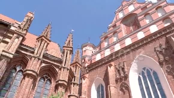 红色大教堂的高塔视频的预览图