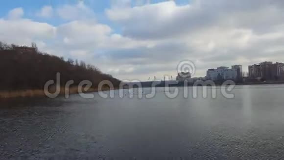 冬季湖畔镇美景视频的预览图